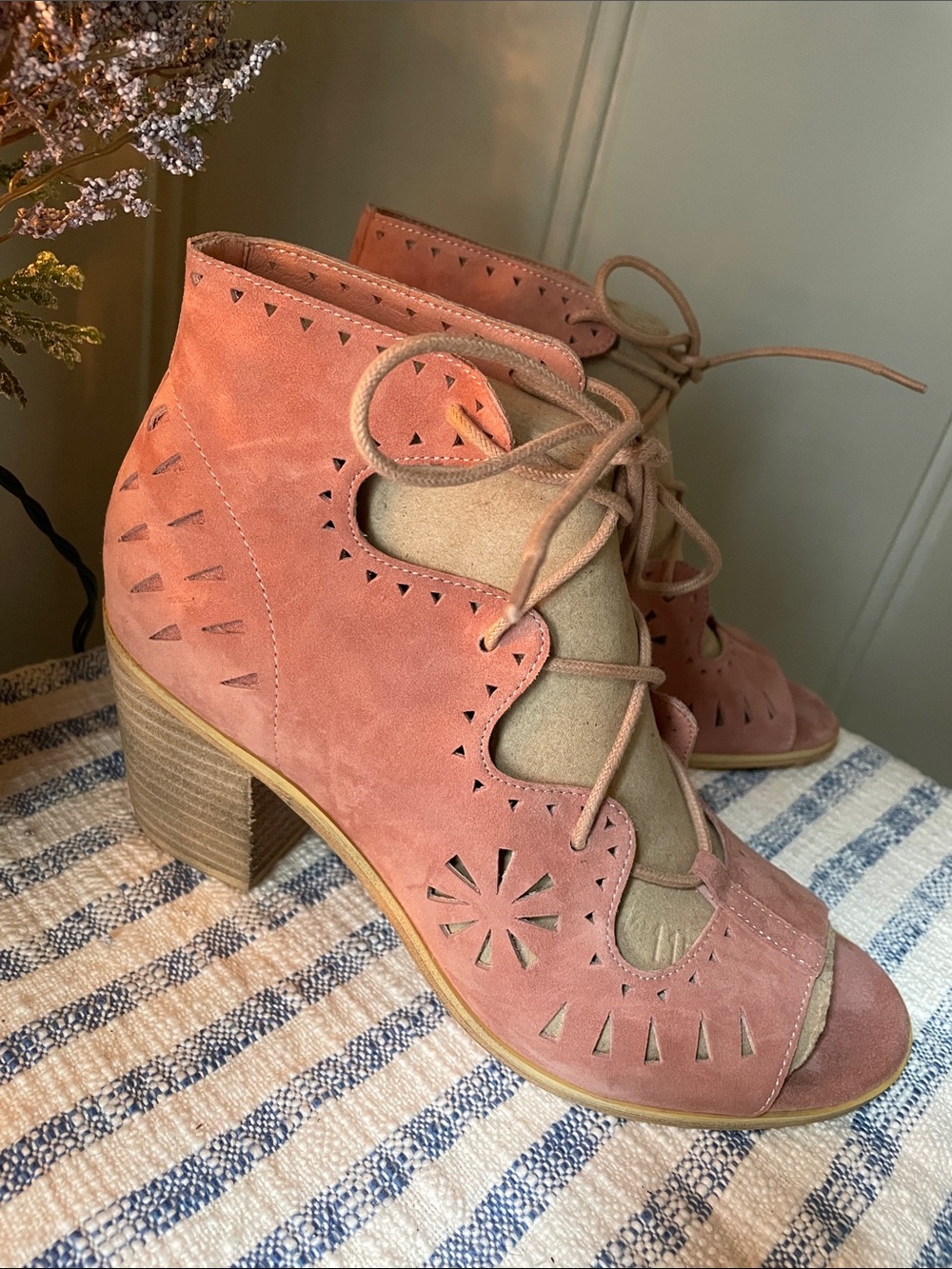 Silent D: Blush Suede Heel